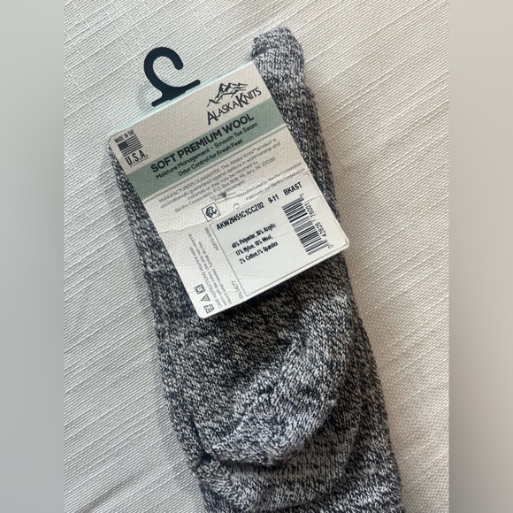 Alaska Knits Premium Wool Crew Socks Women’s sz 4-10 Black Marble NWT - Picture 2 of 2